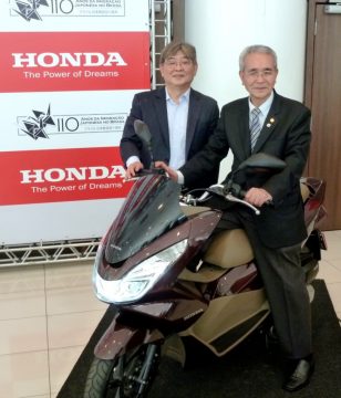 Entrega da scooter Honda PCX para o sr. Yoshiharu Kikuchi, presidente da Comissão para Comemoração dos 110 Anos da Imigração Japonesa no Brasil. Foto: Amauri Yamazaki