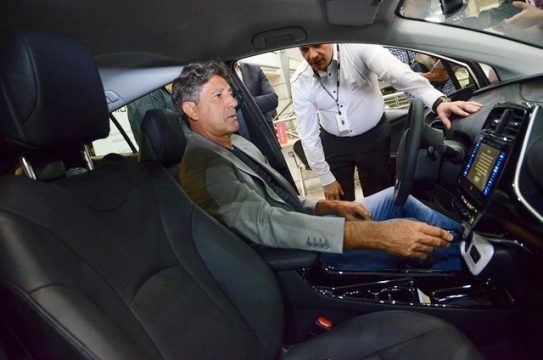 Renato Gaúcho entra no Prius para conhecer seu novo veículo. Foto: Toyota