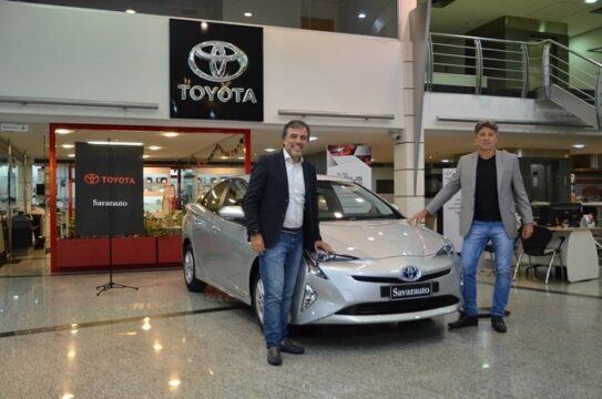 Toyota entrega híbrido Prius para Renato Gaúcho, melhor técnico da Libertadores 2017