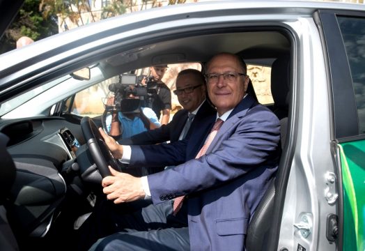 Rafael Chang, presidente da Toyota do Brasil apresenta o protótipo do Prius flex ao governador de São Paulo, Geraldo Alckmin. Foto: Toyota