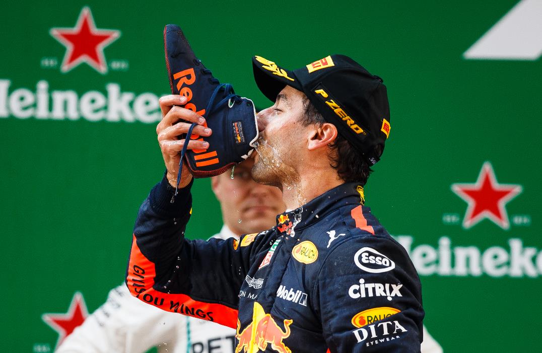 Daniel Ricciardo celebra a vitória tomando champagne colocada na sapatilha. Foto: Lars Baron/Getty Images