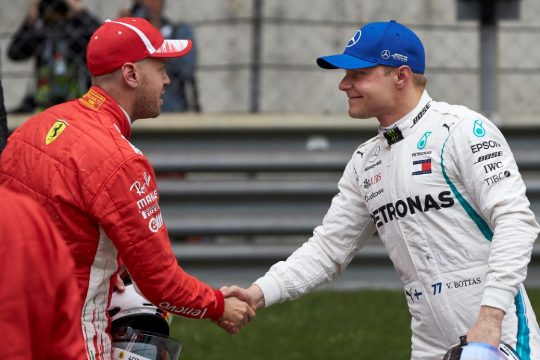 Valteri Bottas cumprimenta Sebastian Vettel após o treino de classificação. Foto: Ferrari