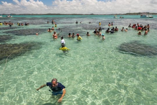 Para visitar as piscinas naturais o melhor horário é o da maré baixa, ao redor das 11 hs da manhã. Foto: Rafael Munhoz