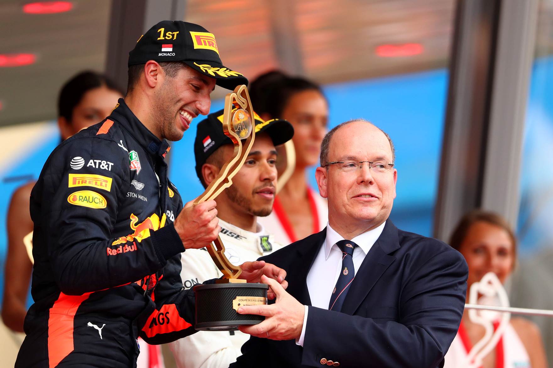 Príncipe Albert entrega o troféu a Daniel Ricciardo. Foto: Dan Istitene-Getty