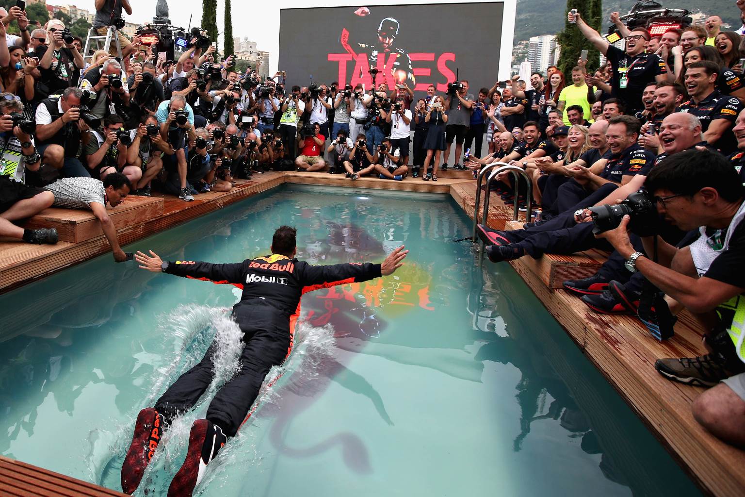 Após o pódio a celebração na piscina no Hospitality Center da RBR com Daniel Ricciardo e sua equipe. Foto: Charles Coates/Getty Images) // Getty Images / Red Bull Content Pool // AP-1VSWDBT1W1W11 // Usage for editorial use only // Please go to www.redbullcontentpool.com for further information. //