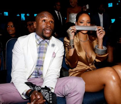 O boxeador norte-americano Floyd Mayweather foi o atleta mais bem pago do mundo de acordo com a Forbes. Na foto ao lado de Rihanna. Foto: Divulgação