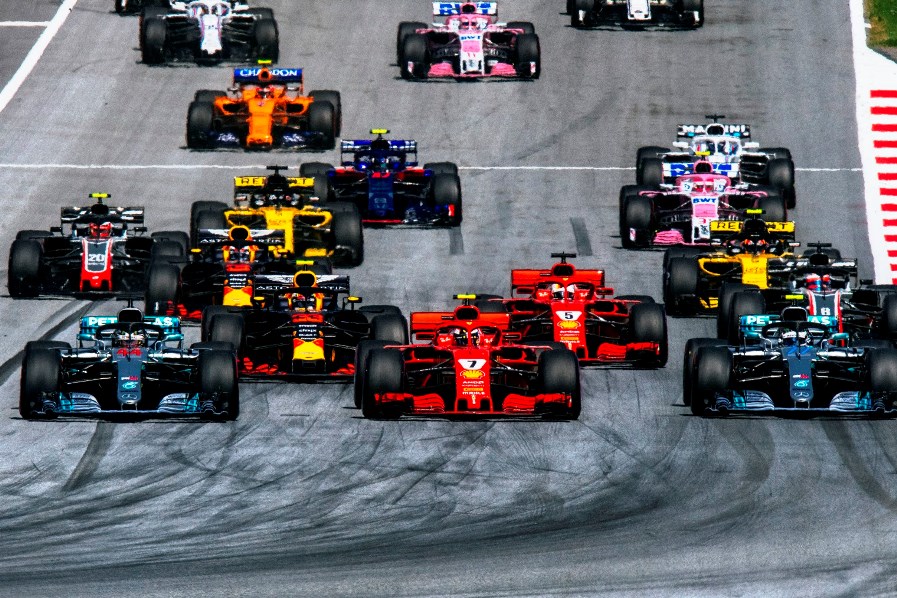 O GP da Áustria teve a largada mais emocionante de toda a temporada, com Kimi Raikkonen largando bem e emparelhando com as duas Mercedes antes da primeira curva. Foto: Ferrari