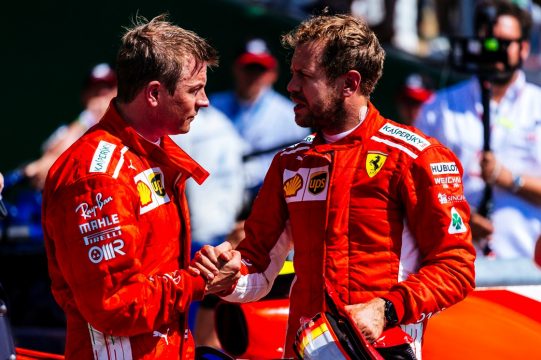 Dupla de pilotos da Ferrari comemoram o excelente momento da equipe no campeonato de pilotos e construtores. Se Kimi Raikkonenn não tivesse sido punido em 10 segundos devido ao toque com Lewis Hamilton, o finlandês poderia ter vencido a prova. Foto: Ferrari