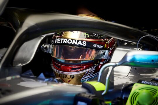 Lewis Hamilton conquista a pole position no GP da Inglaterra de F-1