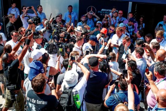 Festas dos ingleses na F-1 com a pole de Lewis Hamilton e com a classificação da Inglaterra para a semifinal da Copa da Rússia. Foto: Mercedes