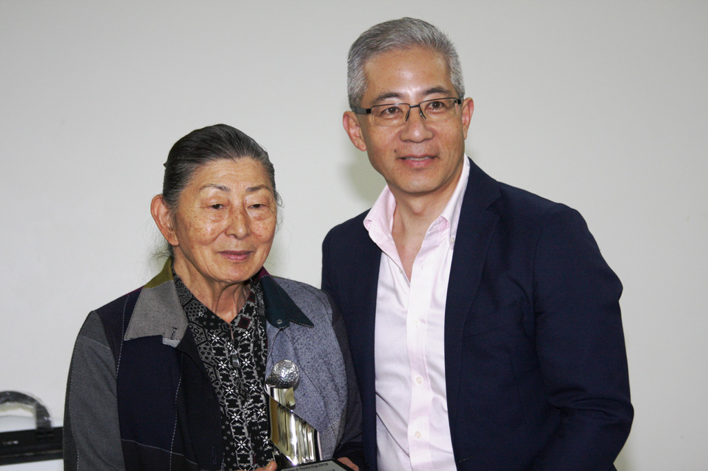 Midori Watanabe (esquerda) recebe premiação na categoria feminina B. Foto: Amauri Yamazaki