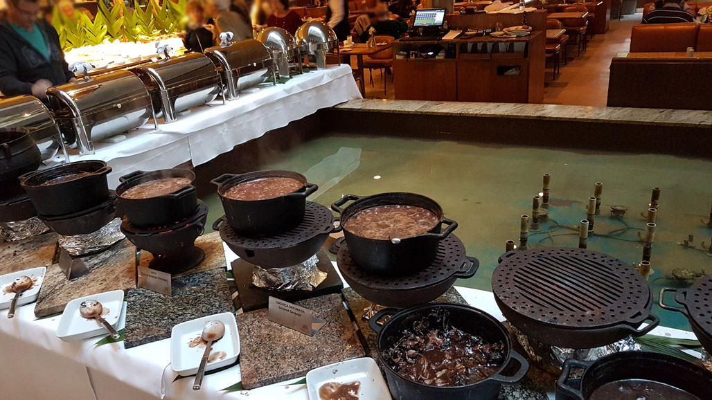 Buffet de feijoada inclui sobremesa. Divulgação