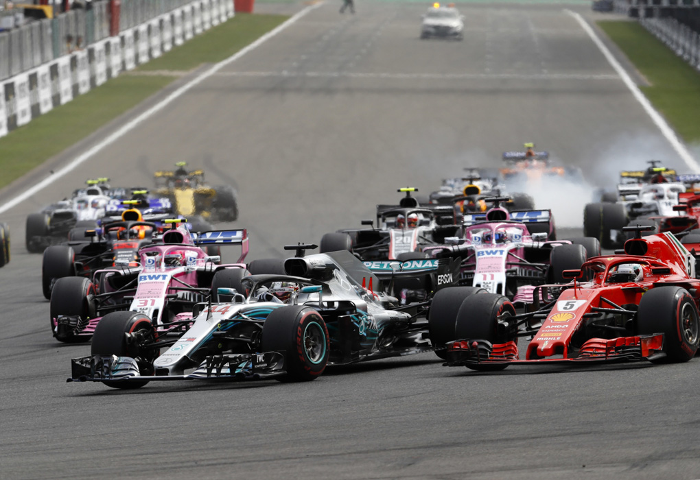 Nico Hulkenberg atrasou a freada e bateu na traseira da McLaren de Fernando Alonso causando um grande acidente. Foto: Wolfgang Wilhelm