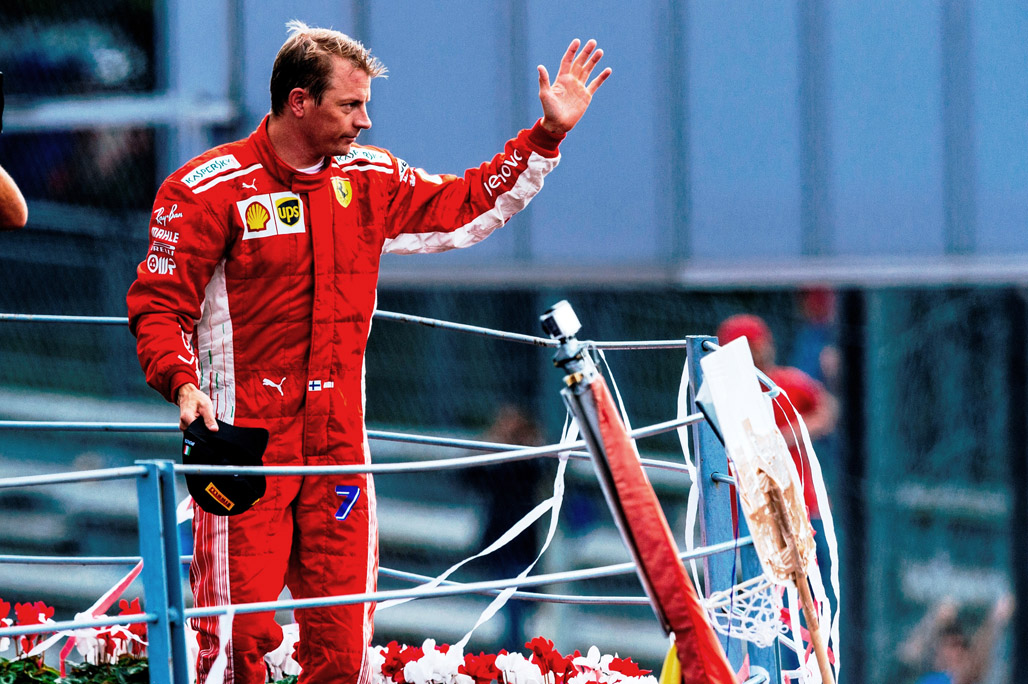 Kimi Raikkonen que liderou 85% da corrida e não teve o seu contrato renovado, deu adeus a torcida italiana. Foto:Ferrari