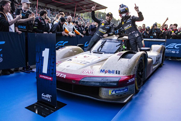 Will Stevens e Callum Ilott festejam a vitória da Hertz Team JOTA em Spa (DPPI/FIA WEC)