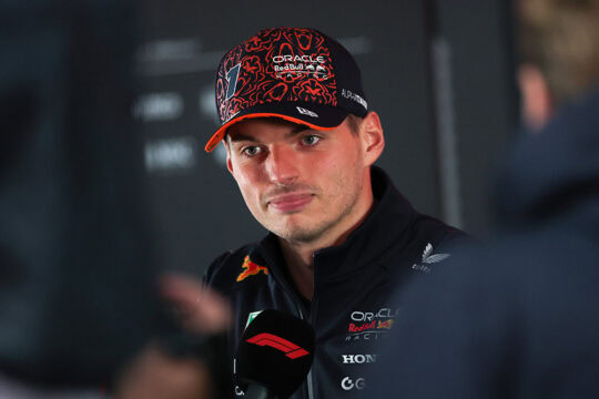 Max Verstappen continua na Red Bull em 2026