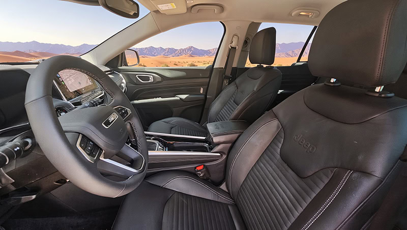 Bancos com revestimento em couro e regulagem elétrica do motorista desde a versão Longitude. Amauri Yamazaki