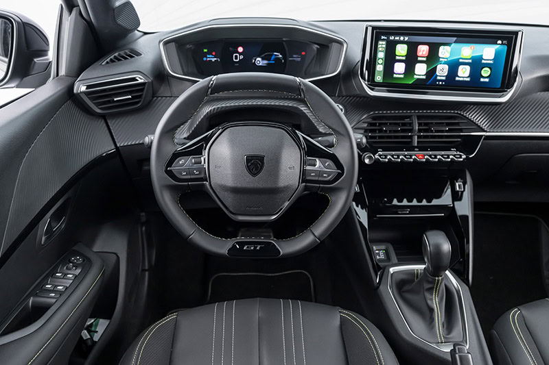 i-Cockpit, com volante compacto revestido em couro, painel de instrumentos digital 3D de 10". 