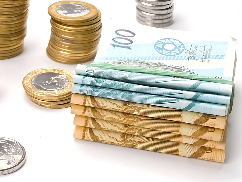 Dólar sobe no Brasil após dados fortes da economia dos EUA